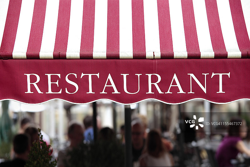 巴黎户外餐厅的条纹遮阳篷图片素材