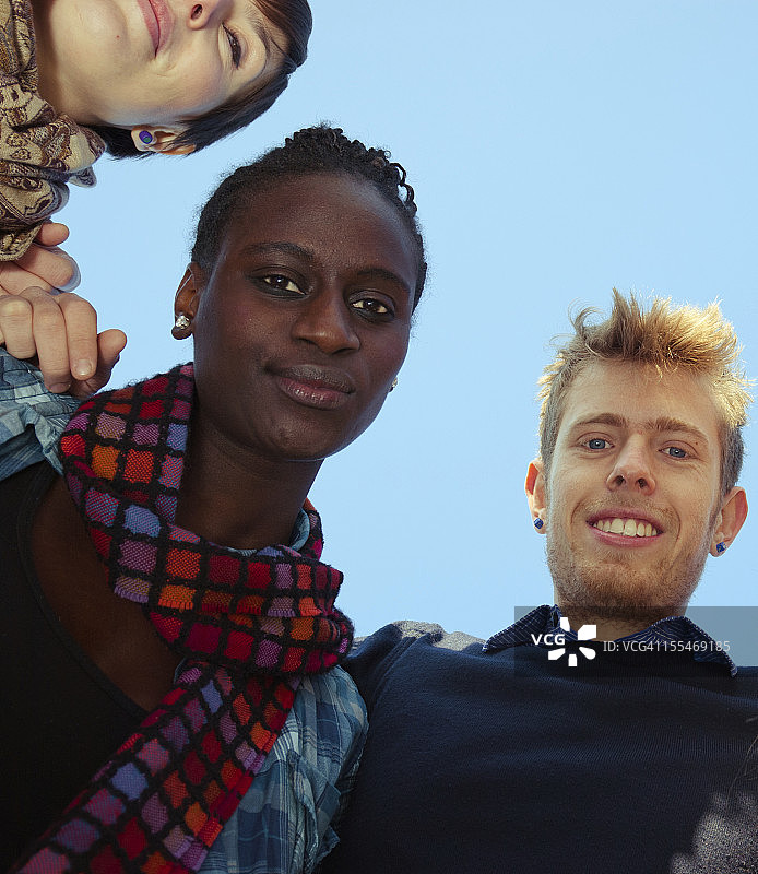 朋友们拥抱在一起，从下方拍摄 - 团队合作图片素材