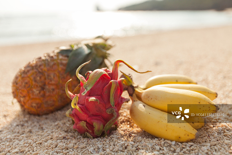 日本冲绳海滩上的新鲜热带水果图片素材