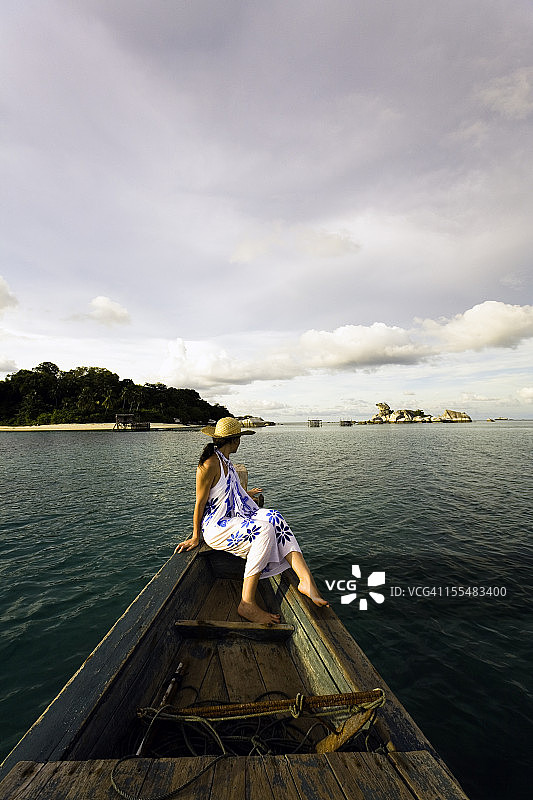 勿里洞岛，木船上的女人图片素材