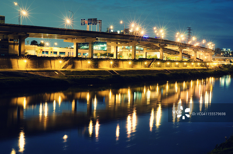 高速公路倒影图片素材