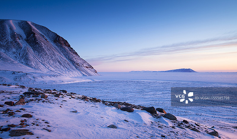 日落时分的海冰与山脉景色图片素材
