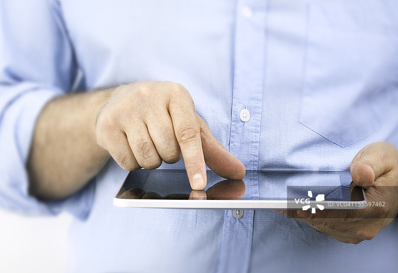 使用现代平板电脑的商人图片素材