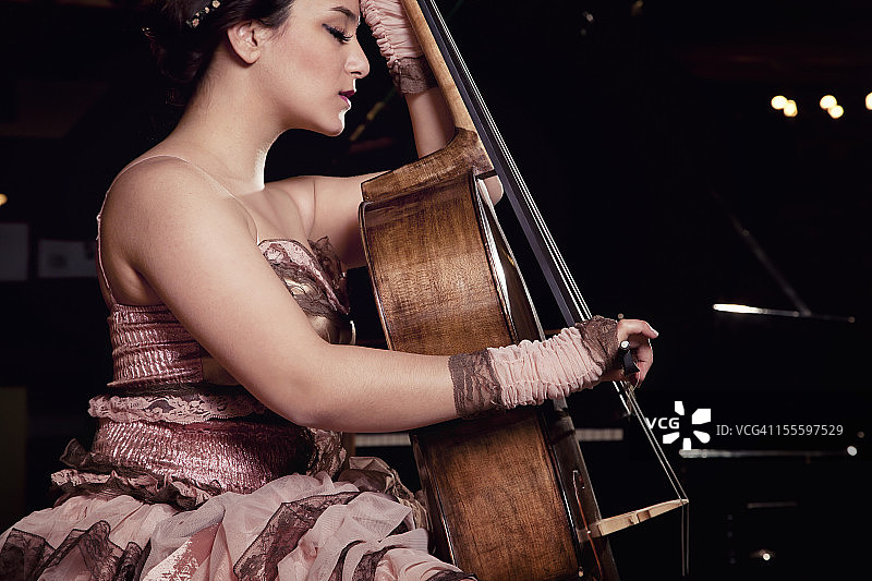 演奏大提琴的音乐家图片素材