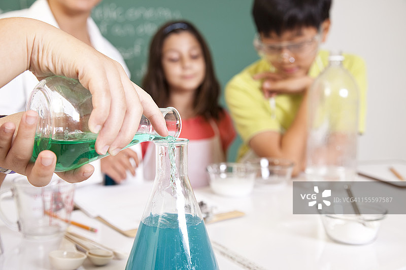 生物实验室里的学生们在科学课堂上混合化学物质图片素材