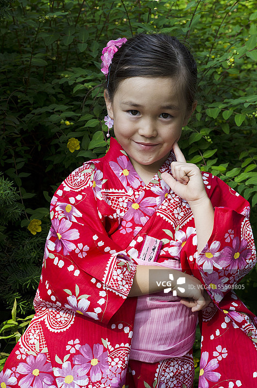 穿着和服的小女孩图片素材