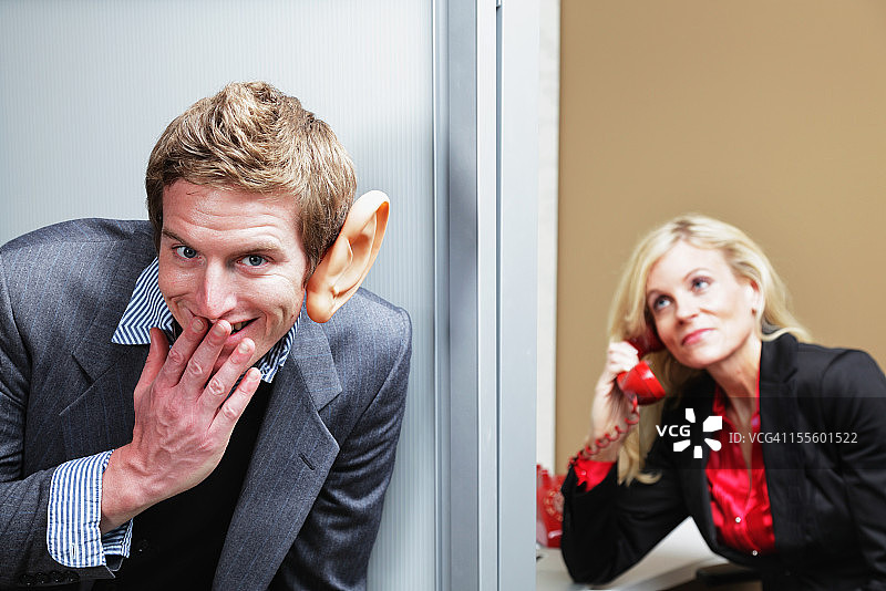 男人在办公室外偷听图片素材