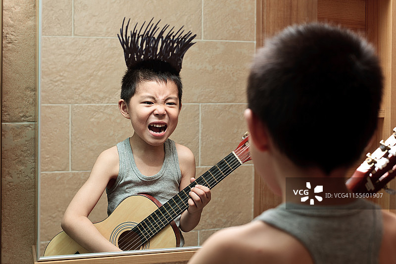 小男孩在浴室镜子上的涂鸦图片素材