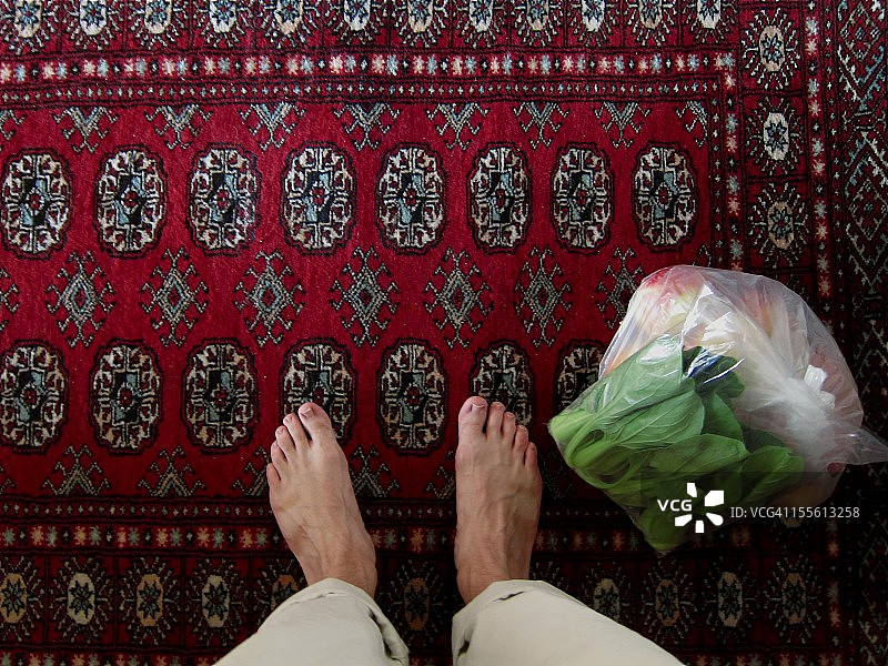 站在东方地毯上，周围是新鲜农产品图片素材