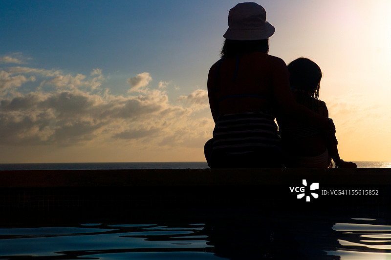母女观赏日落图片素材