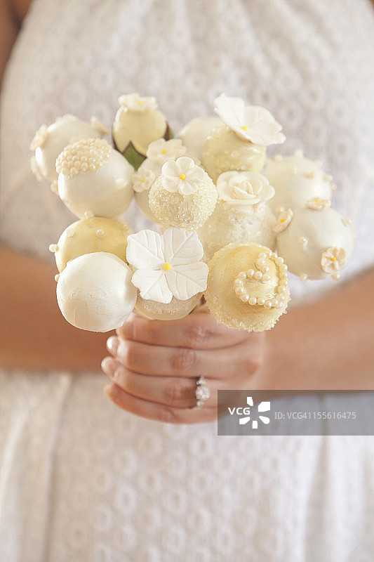 新娘手捧装饰蛋糕图片素材