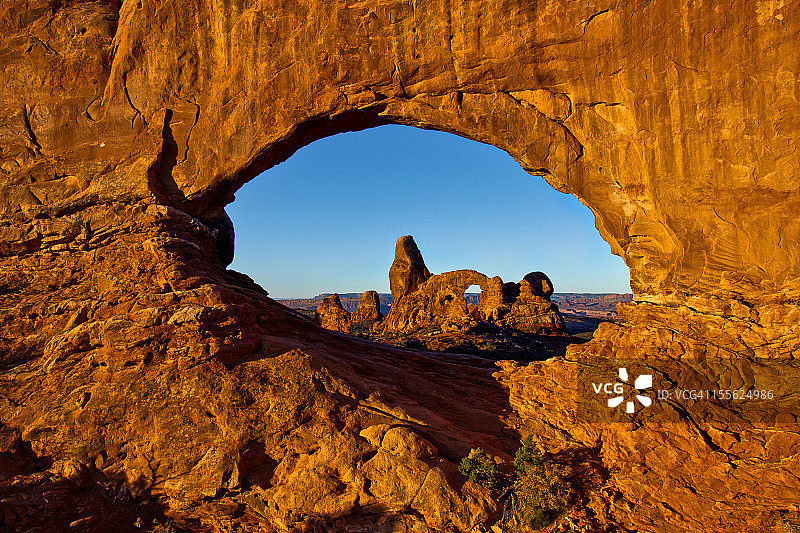 透过窗拱看到的炮塔拱门的日出图片素材