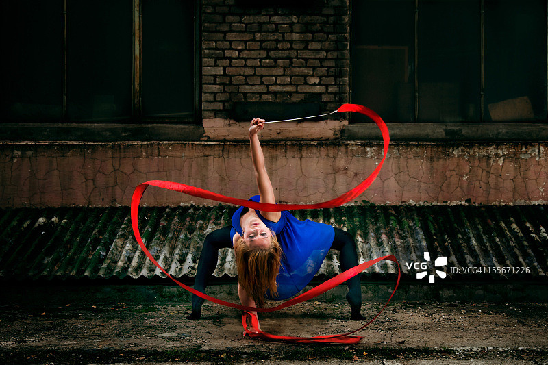 复古艺术体操：丝带舞图片素材