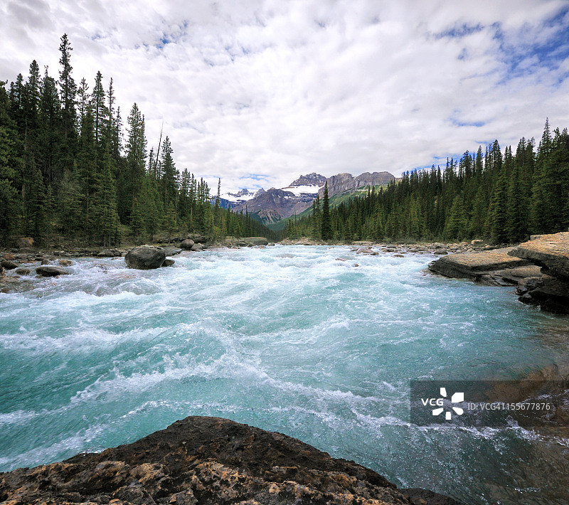 米斯塔亚河奔流图片素材