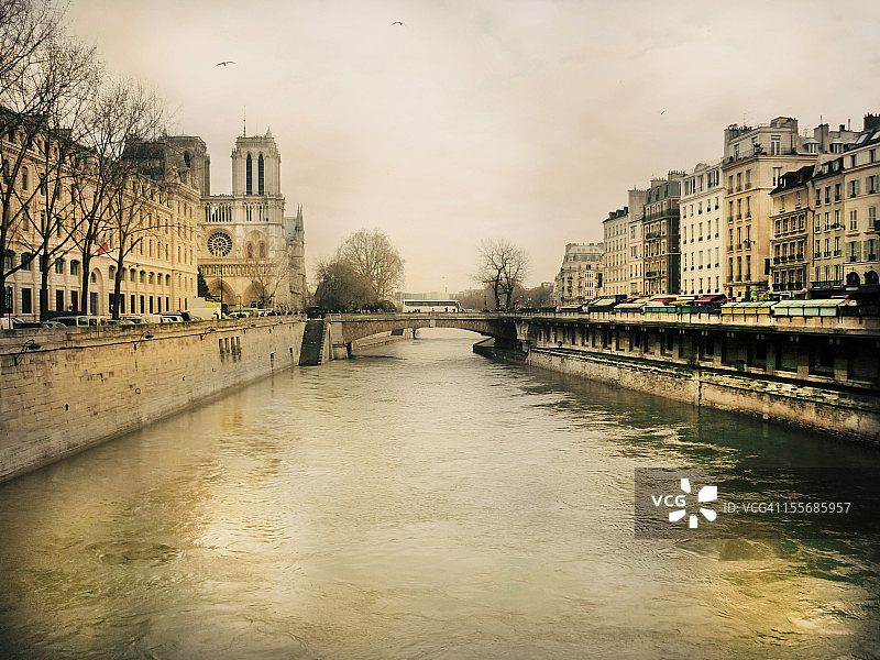 塞纳河与圣米歇尔桥图片素材