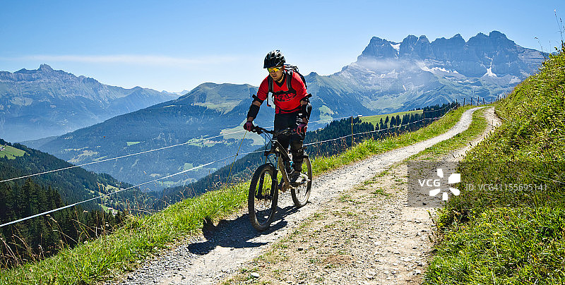 在米迪山峰前的山地自行车手图片素材