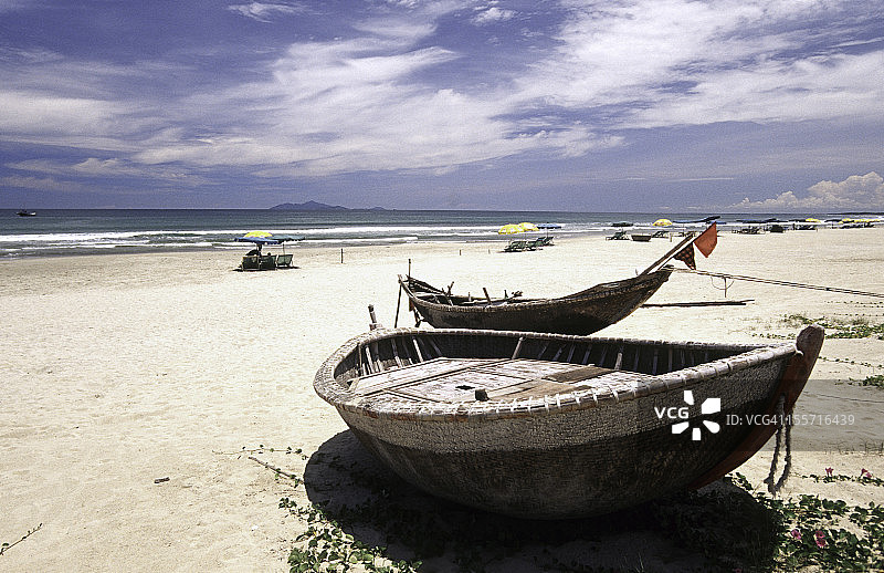 岘港侬诺克海滩的竹编船图片素材