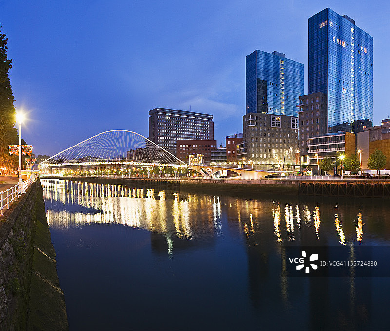 毕尔巴鄂河和祖比祖里人行桥的景色图片素材