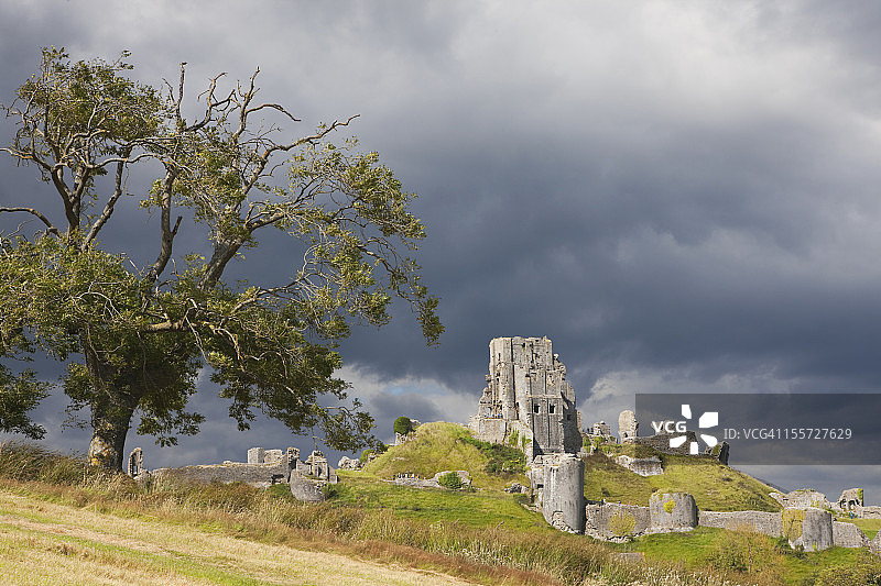 科夫城堡上空的灰色云彩，多塞特，英格兰图片素材
