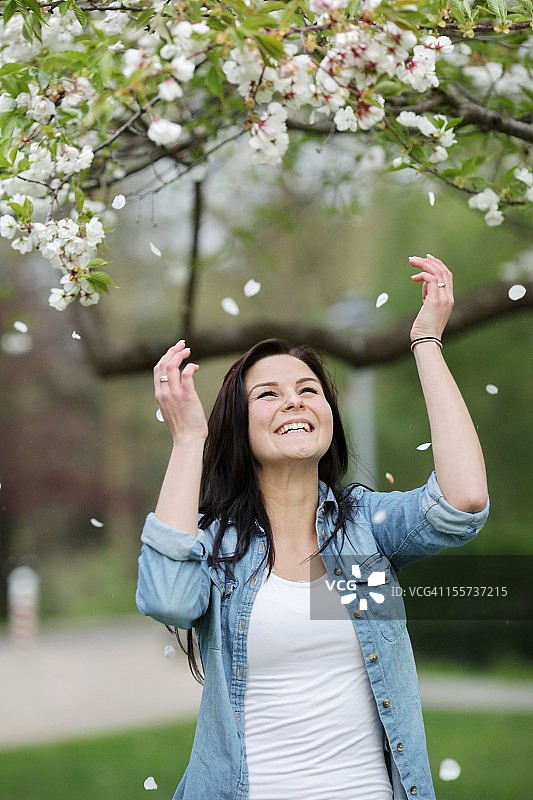 飘落的鲜花图片素材