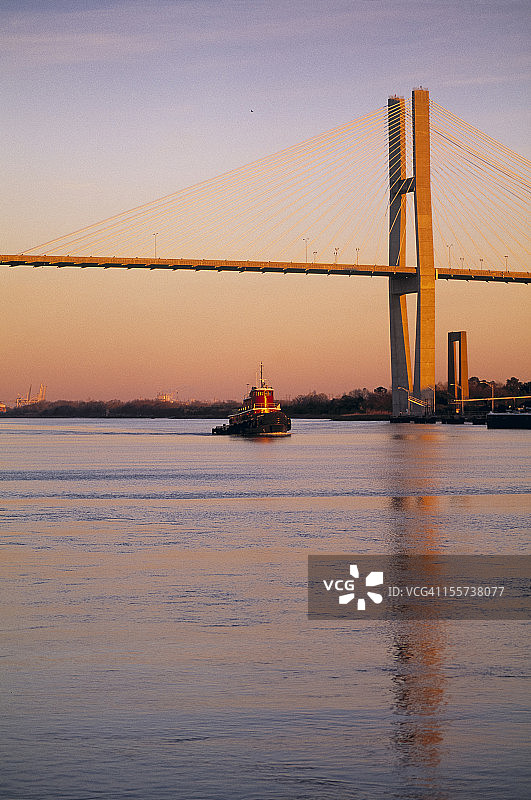 拖船在塔尔马奇大桥下航行图片素材