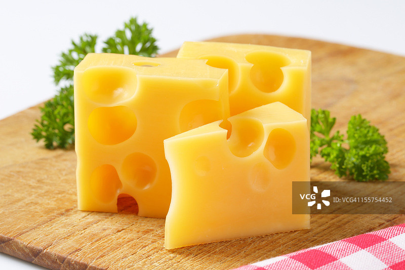 案板上的埃门塔尔奶酪图片素材