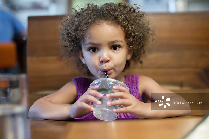 在餐厅喝饮料的混血女孩图片素材