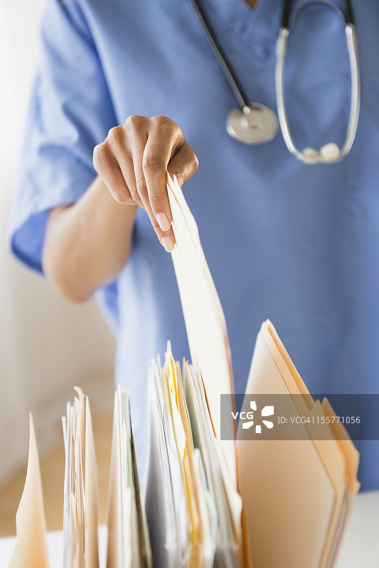 佛得角妇女拿起文件夹图片素材