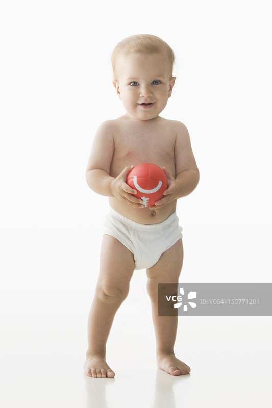 抱着足球的白人男婴图片素材