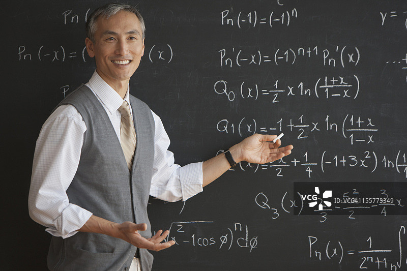 老师在黑板前的肖像图片素材