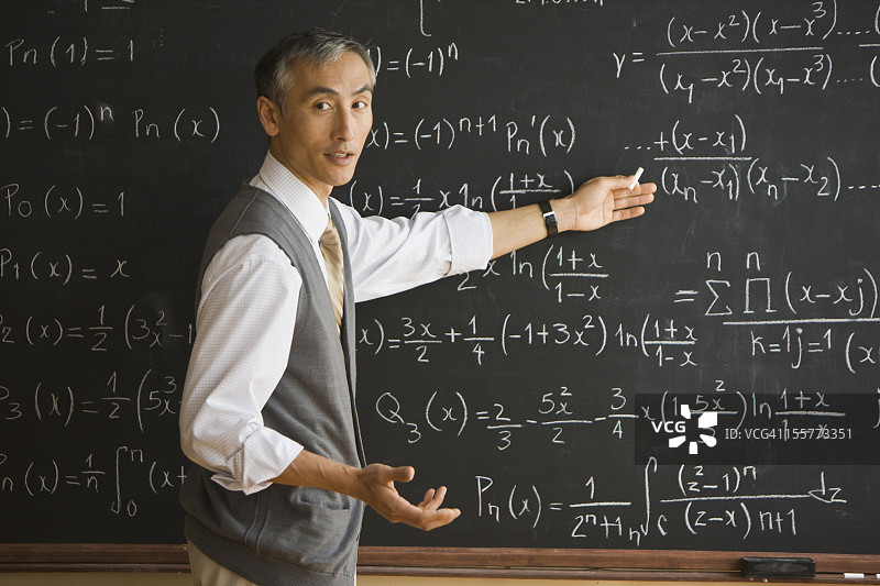老师在黑板上写公式图片素材