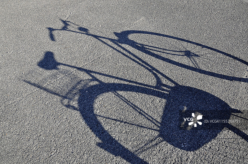 德国巴伐利亚州：道路上的自行车阴影图片素材