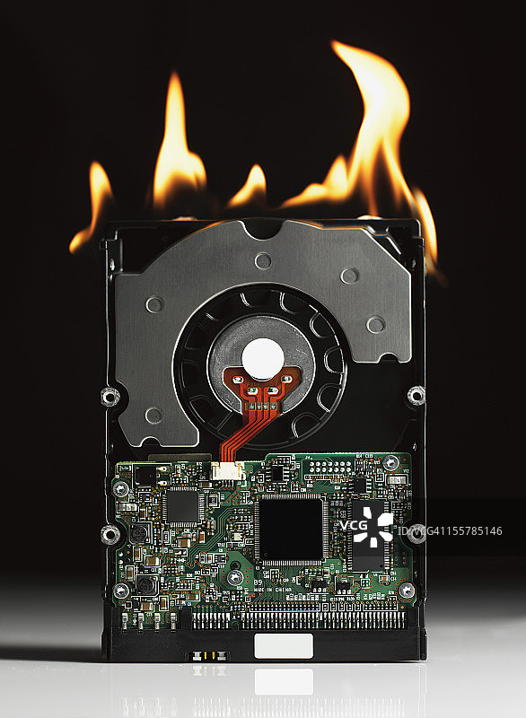 白色背景上燃烧的硬盘图片素材