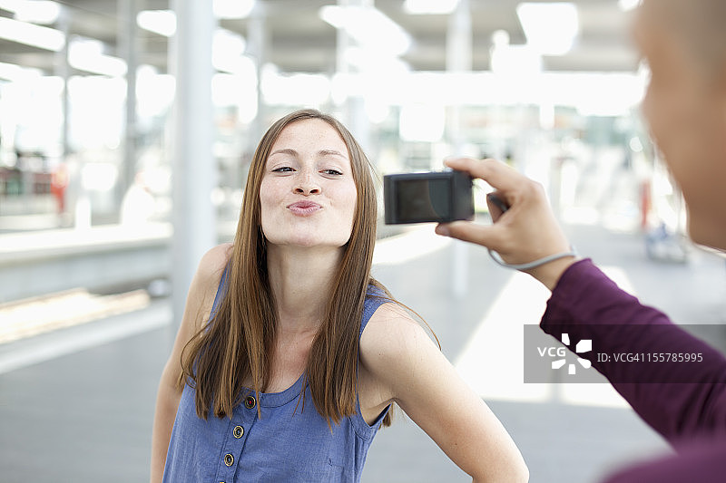 德国北莱茵-威斯特法伦州杜塞尔多夫，年轻男子为女子拍照图片素材