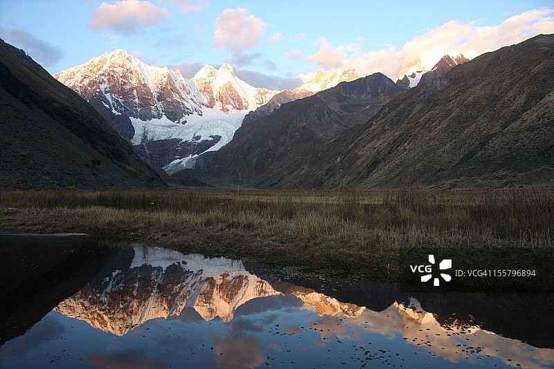 秘鲁瓦伊瓦什山脉湖畔露营图片素材