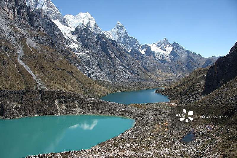 瓦伊瓦什山脉的蓝绿色湖泊图片素材