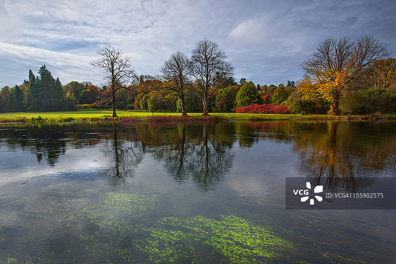 沿着河岸图片素材