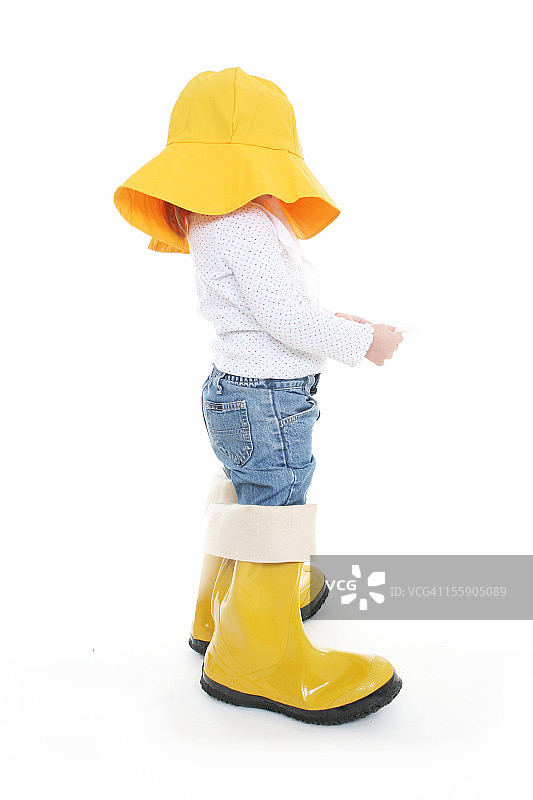 雨中穿雨衣的小女孩图片素材