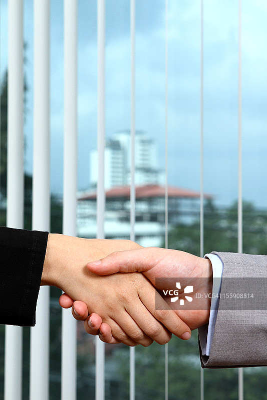 商务合作：男女握手达成协议图片素材