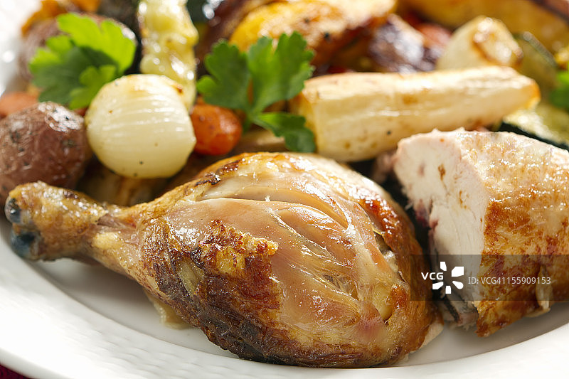 烤鸡和根类蔬菜图片素材