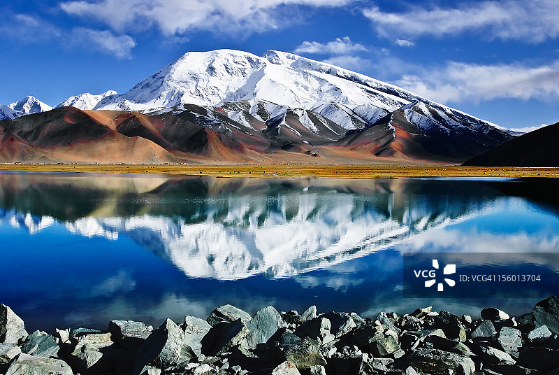 慕士塔格峰和喀拉库勒湖图片素材