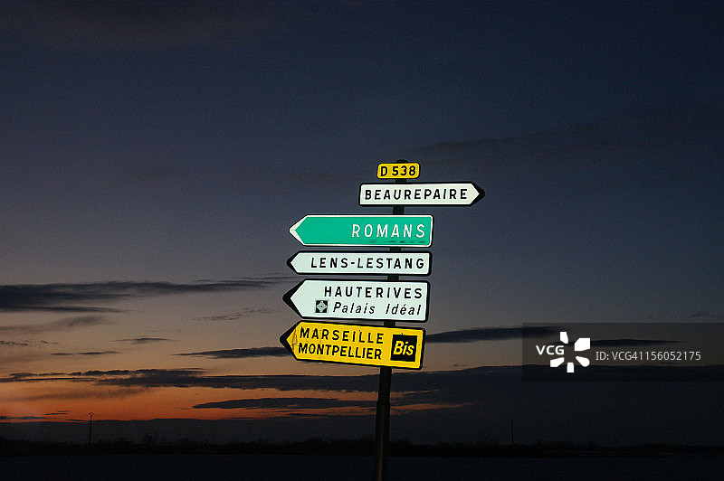 美丽风景中的法国道路标志图片素材