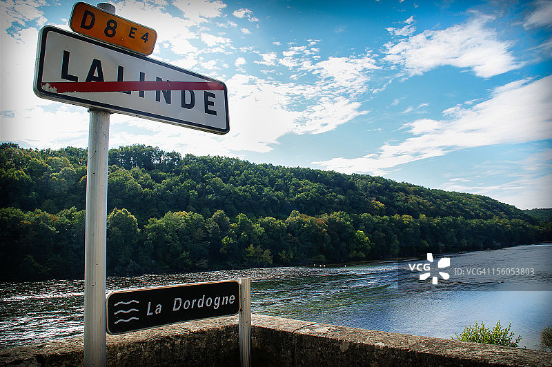 美丽风景中的法国道路标志图片素材