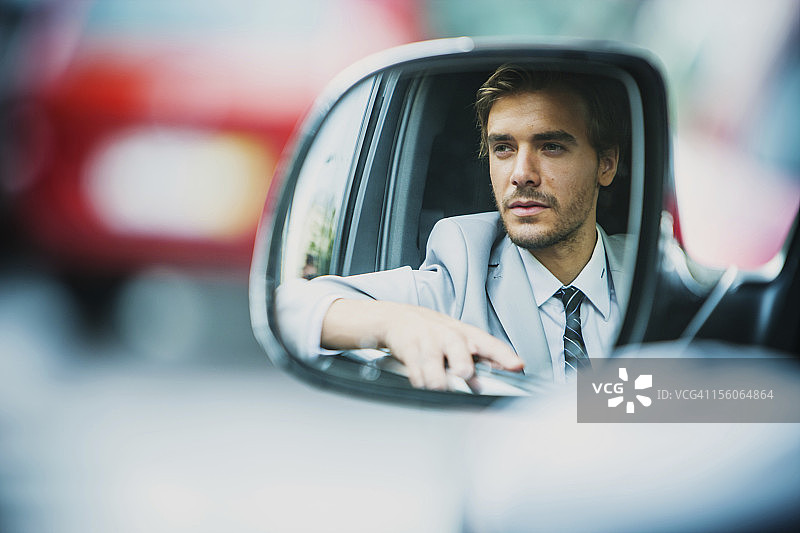 开车的年轻商人图片素材
