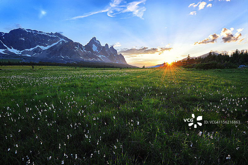 汤金山谷日落图片素材