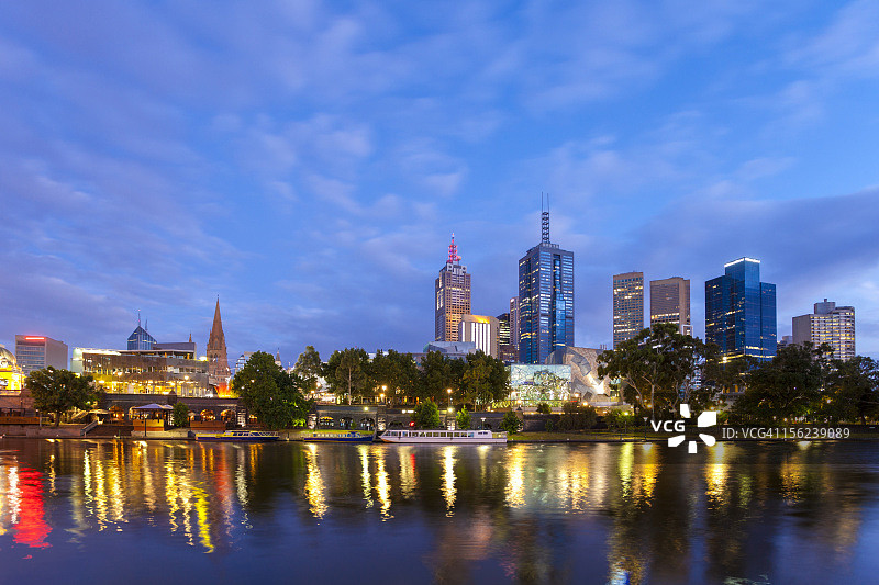墨尔本城市天际线与亚拉河黎明景色图片素材