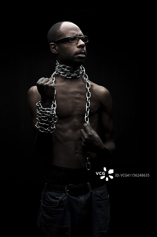 戴着锁链的黑人男子肖像图片素材
