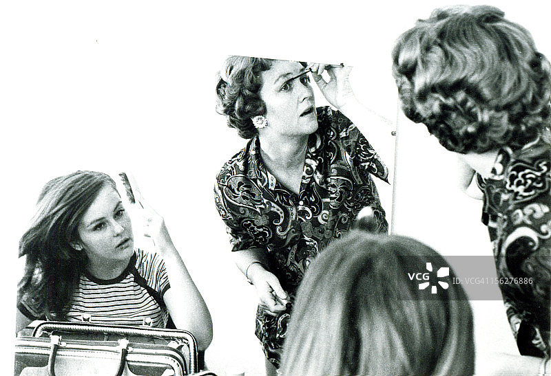 复古风母女对镜化妆图片素材