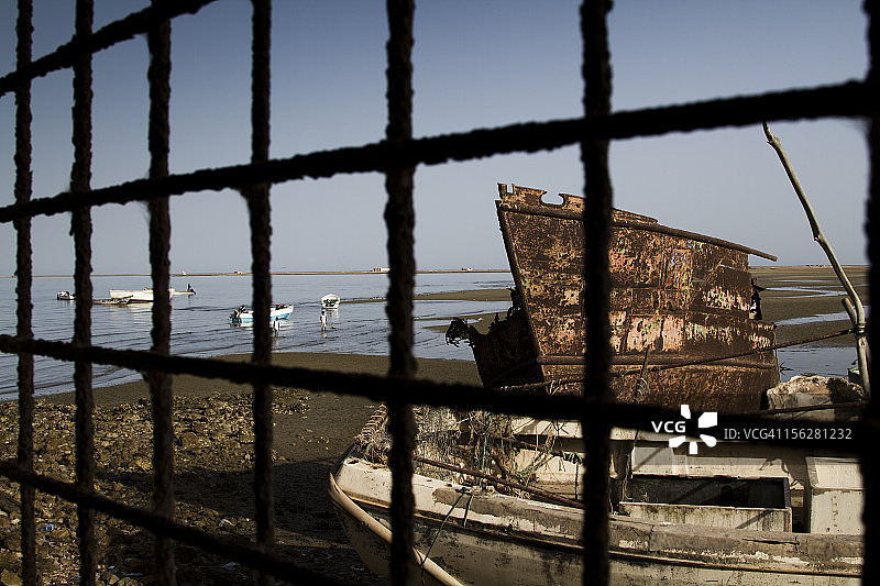锈迹斑斑的铁门后的沉船残骸图片素材