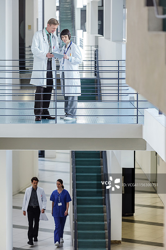 医院医护人员讨论患者护理图片素材